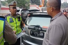 Tertangkap Gunakan Pelat...