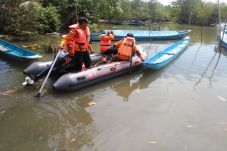 Cari Rumput, Kakek Umur...