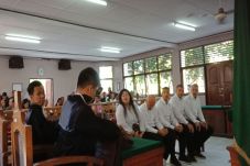 Aniaya Rekan Satu Negara,...
