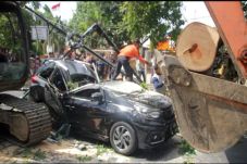 Mobil dan Motor Ringsek...