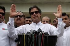 PM Imran Khan Tuntut...