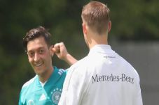 Neuer Akhirnya Buka...
