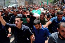 Tentara Israel Bunuh...