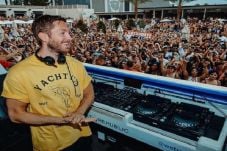 Calvin Harris Pegang...
