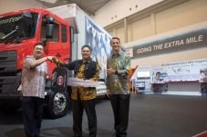 UD Truck Serahkan Unit...