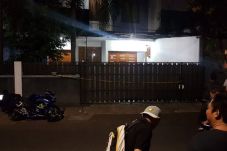 Dilempar Molotov, Pintu...
