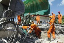 Satgas TNI Bantu Evakuasi...