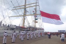 KRI Bima Suci 945 Bersandar...