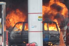 Mobil Terbakar saat...