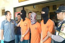 Tiga Pencuri Spesialis...