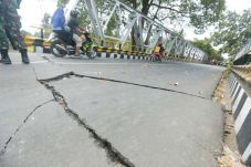 Jembatan Penghubung...