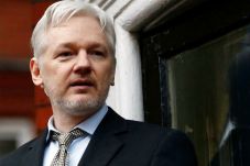 Assange Pertimbangkan...