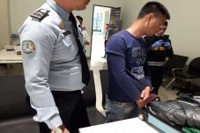 Gunakan Paspor Palsu,...