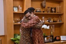 Unggah Foto, Anies:...