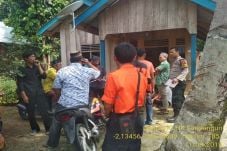 Ditinggal Ibu Masak,...