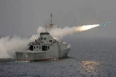 Iran Tembakkan Rudal...