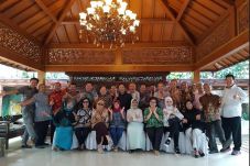 Eks Menperin Saleh Husin...