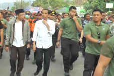 Tinjau Penanganan Gempa...