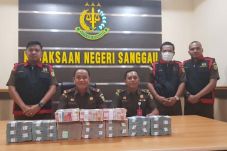 Tersangka Korupsi Kembalikan...