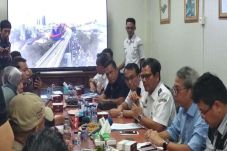 LRT Palembang Mogok,...