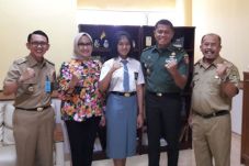 Dua Siswi Asal Kota...