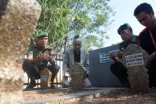 Mengunjungi Makam R...
