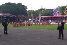 Mengenakan Pakaian Adat,...