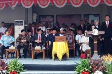 Sambil Menangis, Rachmawati...
