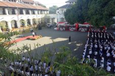 Wisatawan Ikuti Upacara...