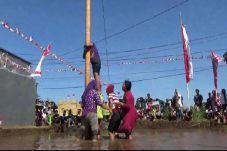 Keseruan Lomba Panjat...
