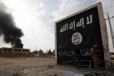 Irak Bombardir Ruang...