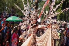 Karnaval Batik Meriahkan...