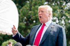 Trump Ancam Cabut Izin...