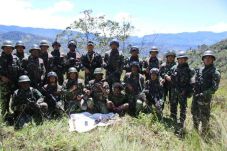 2 Anggota TNI Gugur...