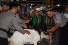 Safari Subuh, Polisi...