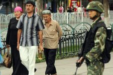 China Perluas Kamp-kamp...