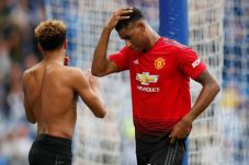Manchester United Tertunduk...