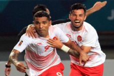 Demi Juara Grup, Pelatih...