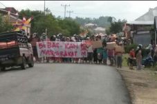 Warga Blokade Jalan,...