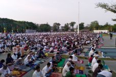 Ribuan Jamaah Salat...