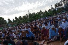 Ribuan Umat Islam di...