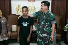 Panjat Tiang Bendera,...