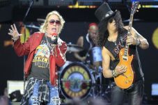 Axl Rose Tulis Materi...
