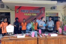 Bakar Lahan, Dua Warga...