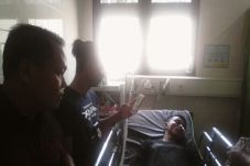 Dua Pemuda Pesta Miras,...