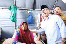 Kunjungi Korban Gempa,...