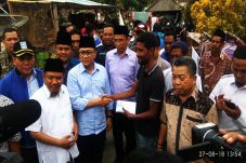 Ketua MPR Serahkan Bantuan...
