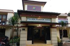 Perampok Bergolok Pukul...
