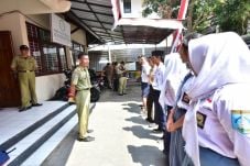 Nongkrong di Pusat Keramaian,...