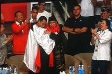 Prabowo-Jokowi Berpelukan,...